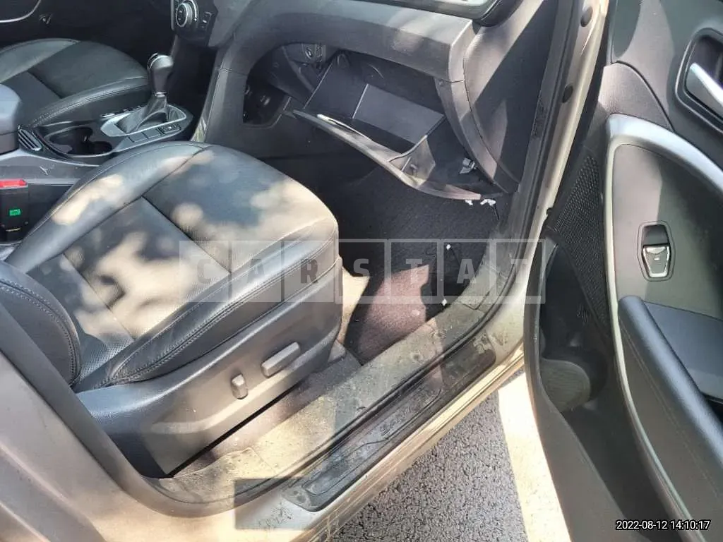 Photo 2 of 12: 2017 Hyundai Santa Fe, VIN KMHSW81UBHU709186 — Korean insurance auction