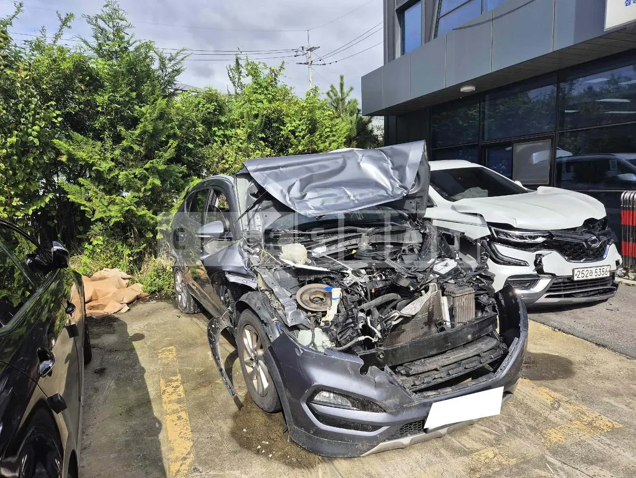 Photo 2 of 7: 2016 Hyundai Tucson, VIN KMHJ3815GHU213402 — Korean insurance auction