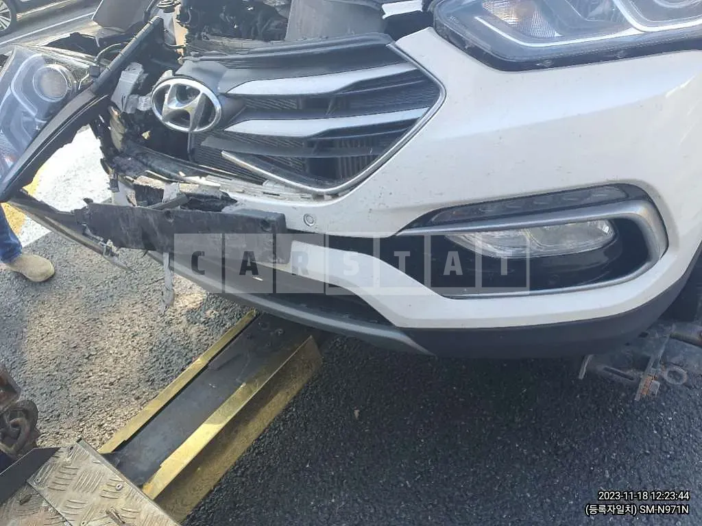 Photo 2 of 26: 2018 Hyundai Santa Fe, VIN KMHSW81UBJU775791 — Korean insurance auction