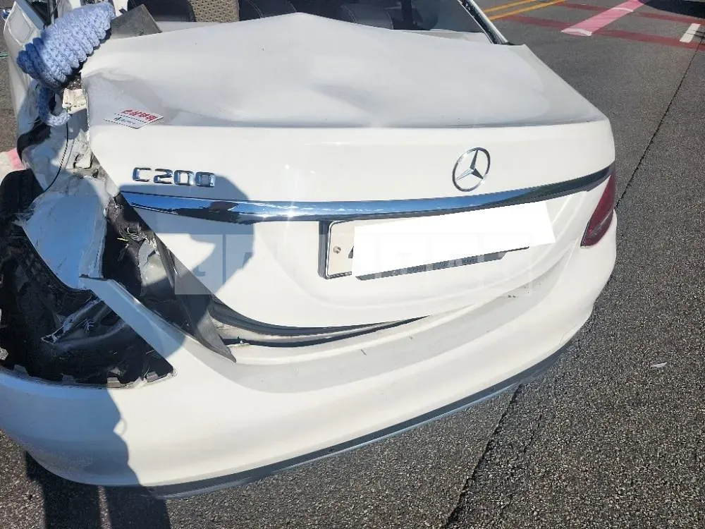 Photo 2 of 13: 2016 Mercedes-Benz C200, VIN WDDWF4CB2GF394918 — Korean insurance auction