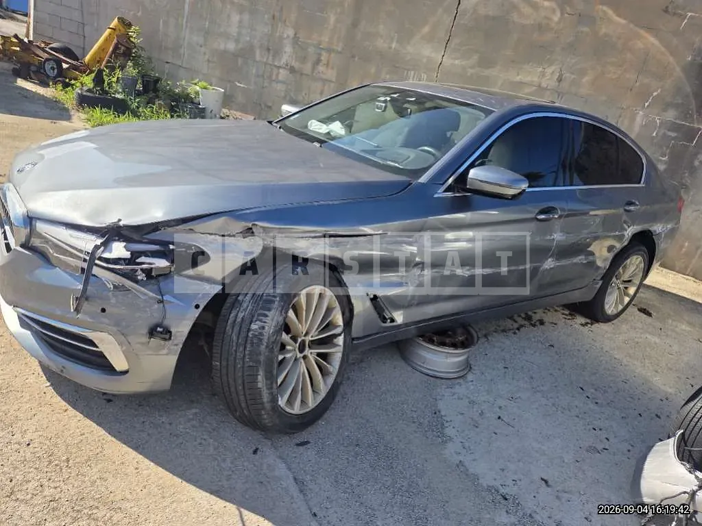 Photo 2 of 7: 2018 BMW 520d xDrive — Korean insurance auction