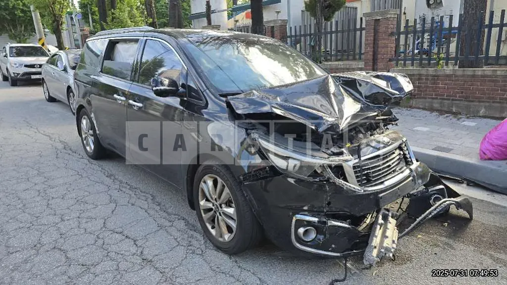 Photo 2 of 11: 2015 Kia Carnivals — Korean insurance auction