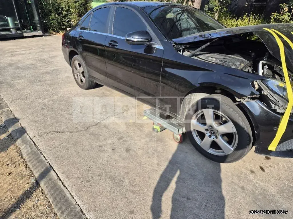 Photo 2 of 10: 2018 Mercedes-Benz C200 d — Korean insurance auction