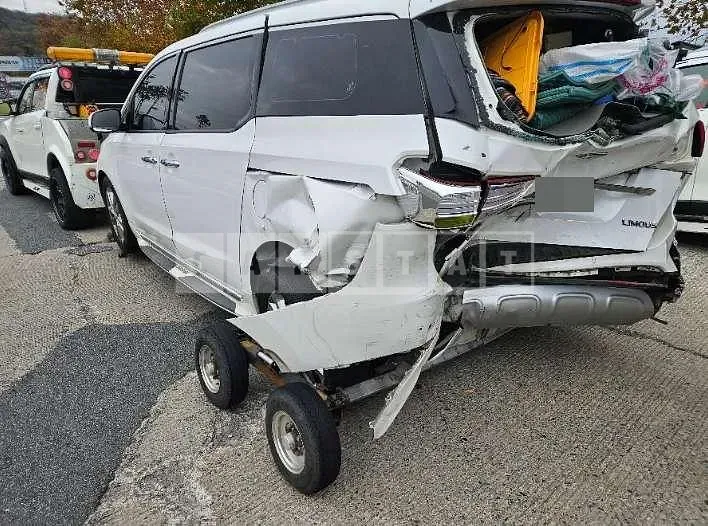 Photo 2 of 10: 2015 Kia Carnivals — Korean insurance auction