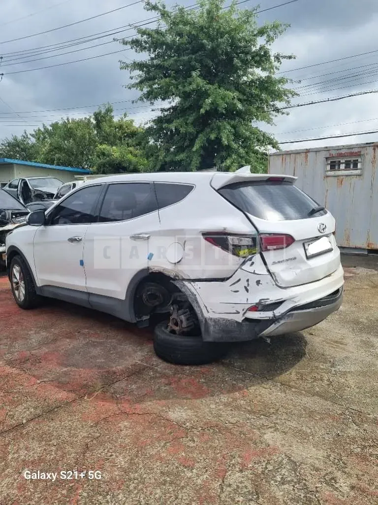 Photo 2 of 13: 2016 Hyundai Santa Fe, VIN KMHSU81UBGU593025 — Korean insurance auction
