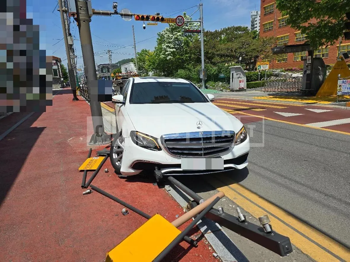 Photo 2 of 22: 2018 Mercedes-Benz E300 4Matic — Korean insurance auction