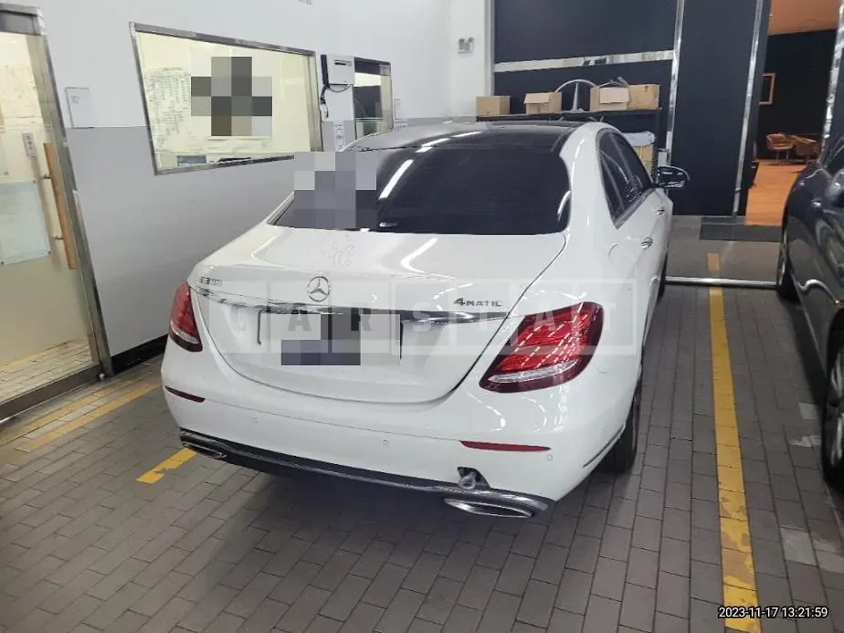 Photo 2 of 12: 2019 Mercedes-Benz E300 4Matic, VIN WDDZF4KB5KA675678 — Korean insurance auction
