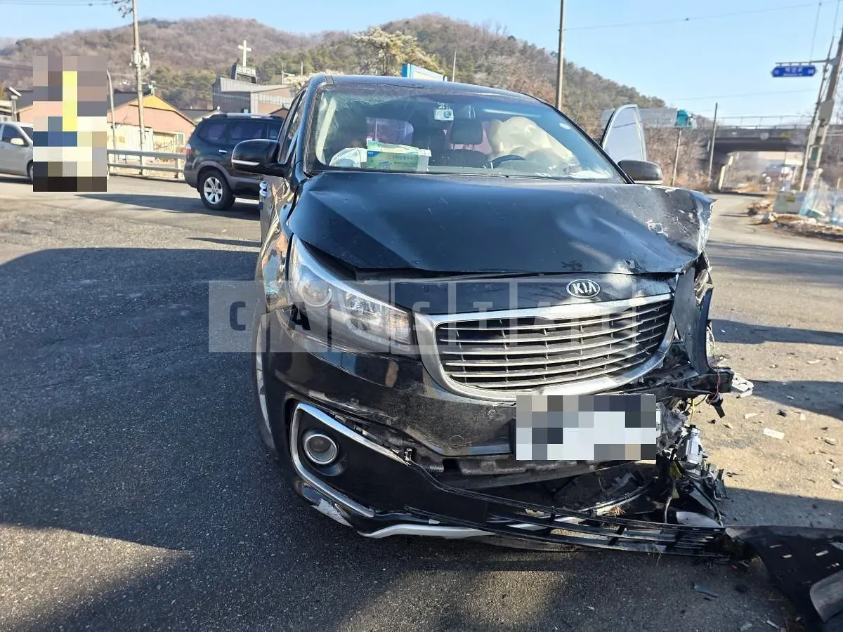 Photo 2 of 5: 2015 Kia Carnivals — Korean insurance auction