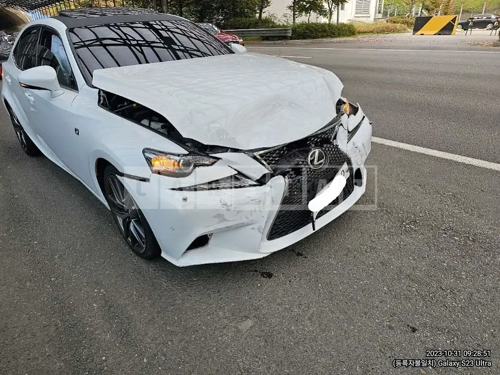 Photo 2 of 10: 2016 Lexus IS200T, VIN JTHBA5D28G5018322 — Korean insurance auction