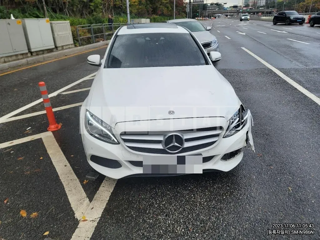 Photo 2 of 18: 2017 Mercedes-Benz C200, VIN WDDWF4CB1HF584713 — Korean insurance auction