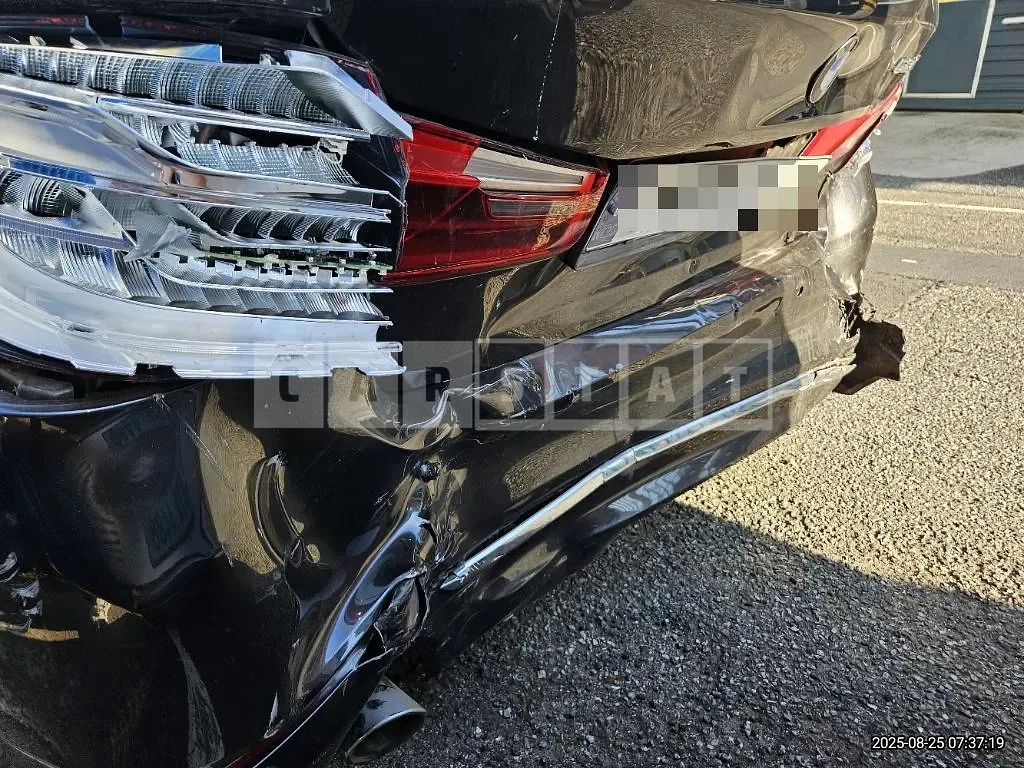 Photo 2 of 35: 2020 BMW 520i Luxury — Korean insurance auction