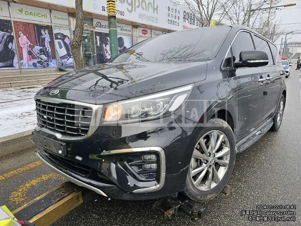 Photo 2 of 6: 2019 Kia Carnival, VIN KNAMC81ABKS602627 — Korean insurance auction