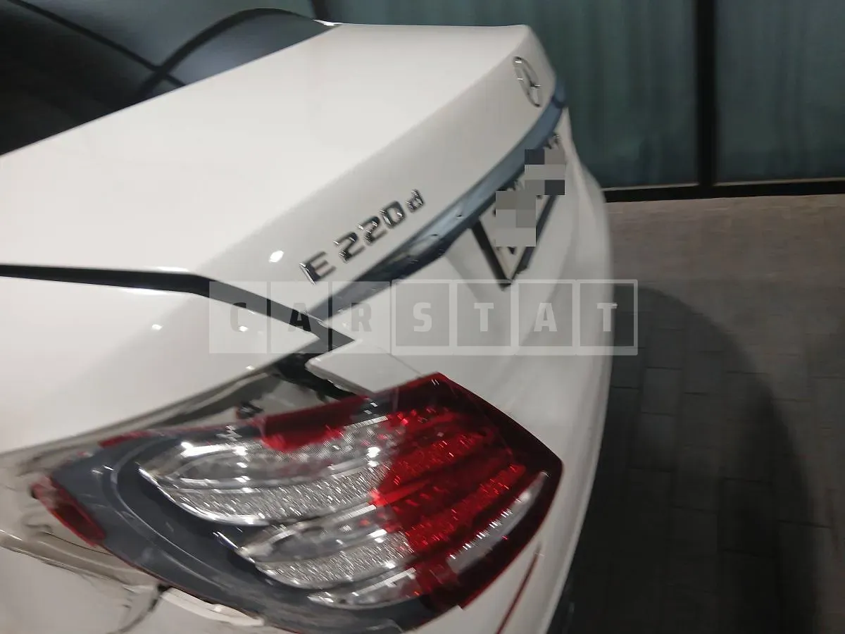 Photo 2 of 29: 2017 Mercedes-Benz E220 d 4Matic — Korean insurance auction