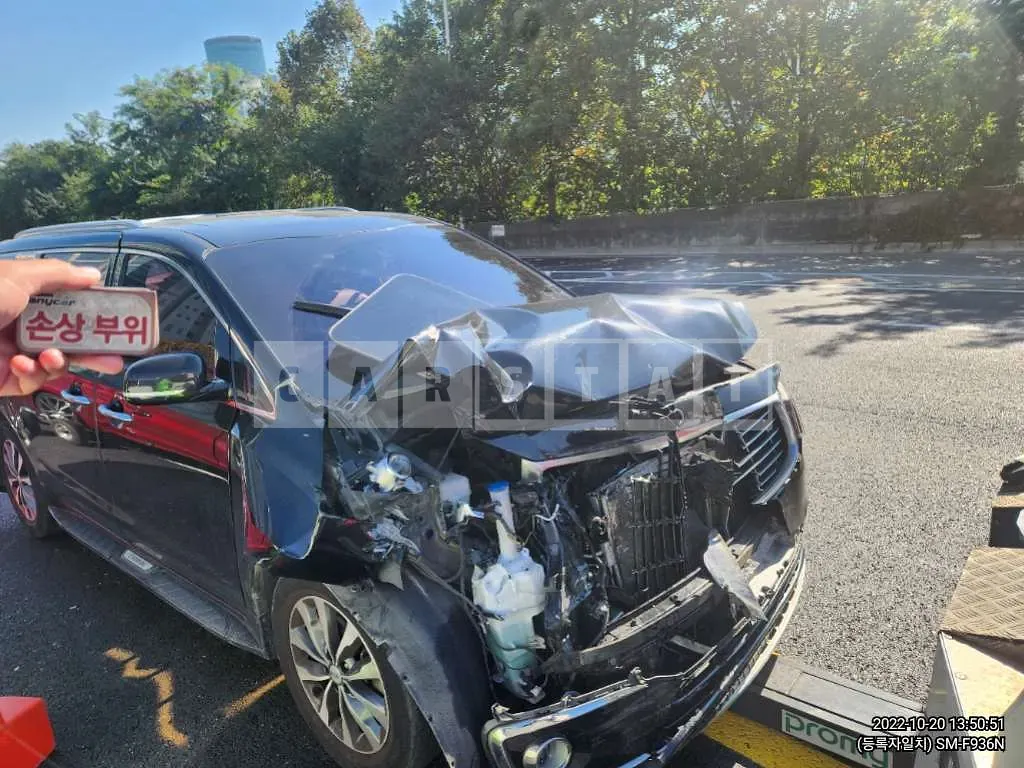 Photo 2 of 11: 2016 Kia Carnival, VIN KNAMB81ABGS240723 — Korean insurance auction