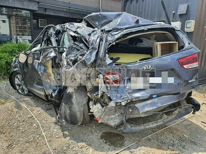 Photo 2 of 6: 2015 Kia Sorento, VIN KNAPH81BBFA079556 — Korean insurance auction
