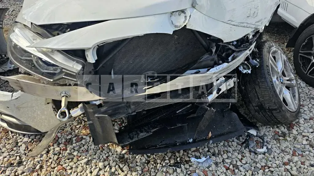 Photo 2 of 12: 2018 BMW 330i — Korean insurance auction