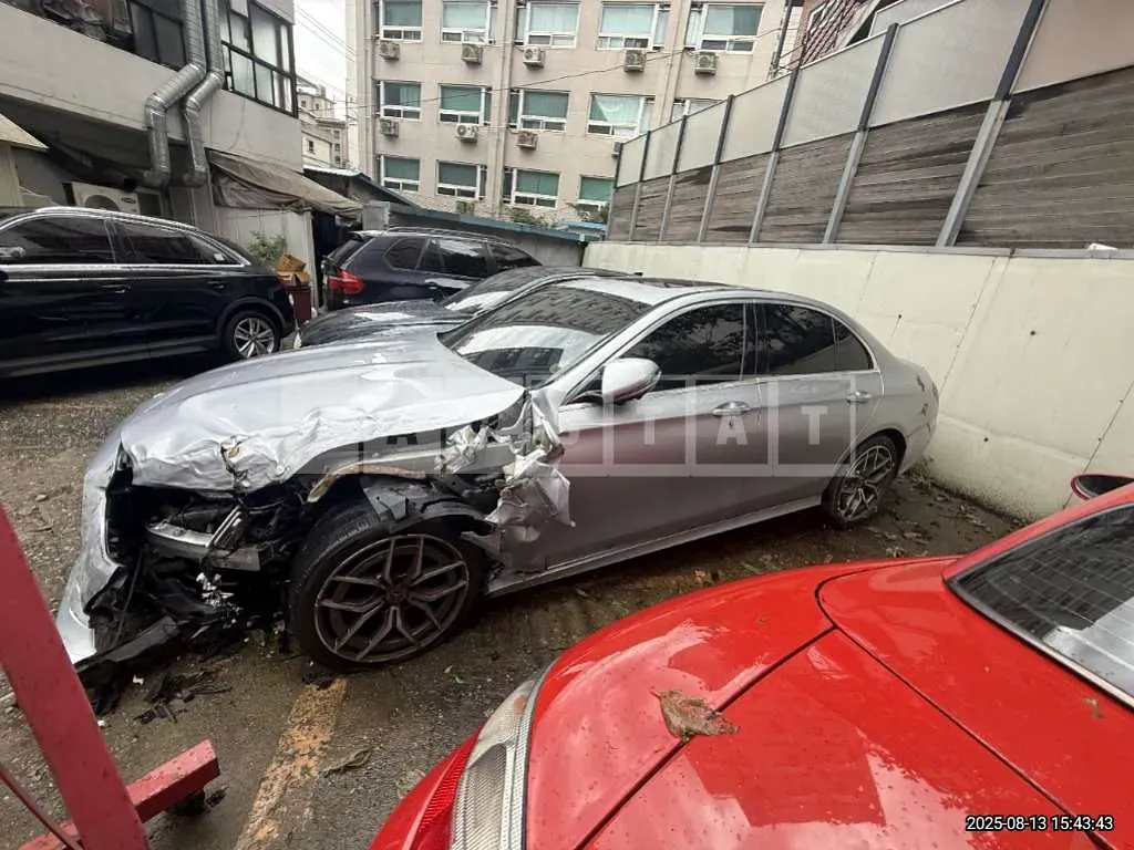 Photo 2 of 13: 2022 Mercedes-Benz E220 d 4Matic — Korean insurance auction