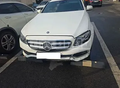 Photo 1 of 24: 2017 Mercedes-Benz E220d — Korean insurance auction