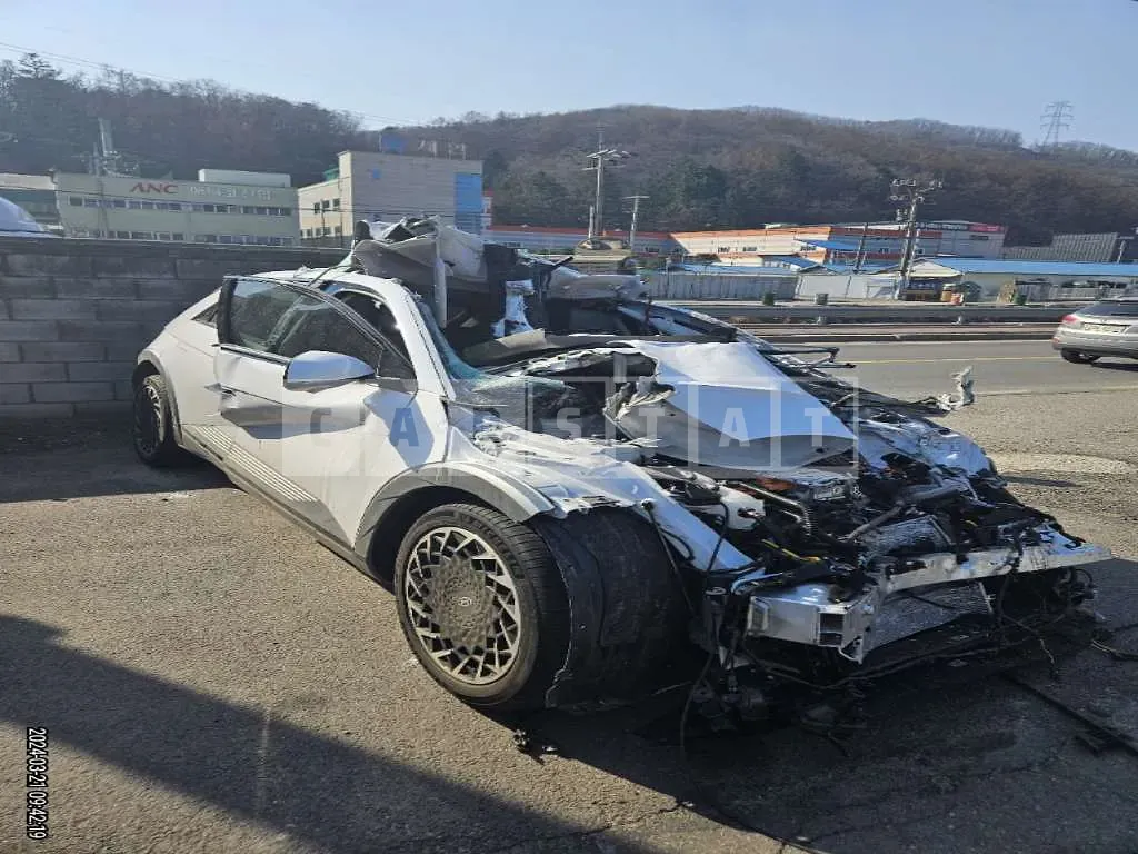 Photo 2 of 32: 2024 Hyundai Modern Ionic 5, VIN KMHKR81FPRU244762 — Korean insurance auction
