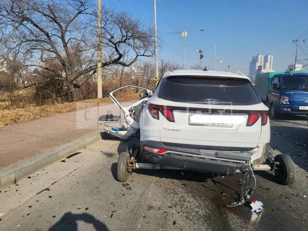 Photo 2 of 5: 2021 Hyundai Tucson, VIN KMHJB81BGMU067635 — Korean insurance auction