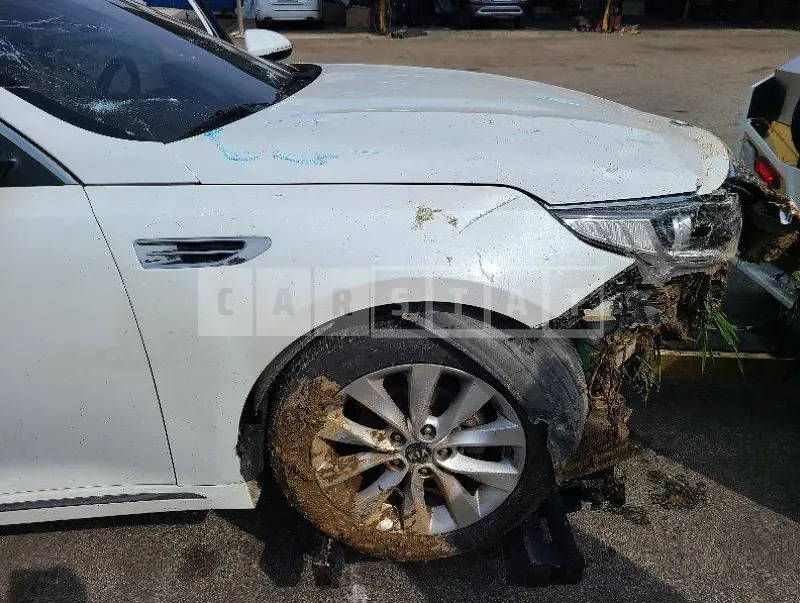Photo 2 of 47: 2016 Kia K5, VIN KNAGU416BGA021424 — Korean insurance auction