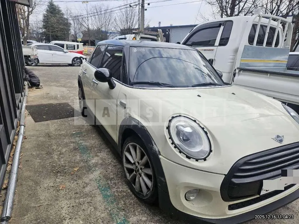 Photo 2 of 16: 2017 MINI Cooper D Five-Door — Korean insurance auction