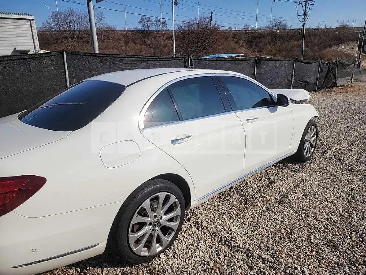 Photo 2 of 25: 2018 Mercedes-Benz E300, VIN WDDZF4JB5JA474640 — Korean insurance auction