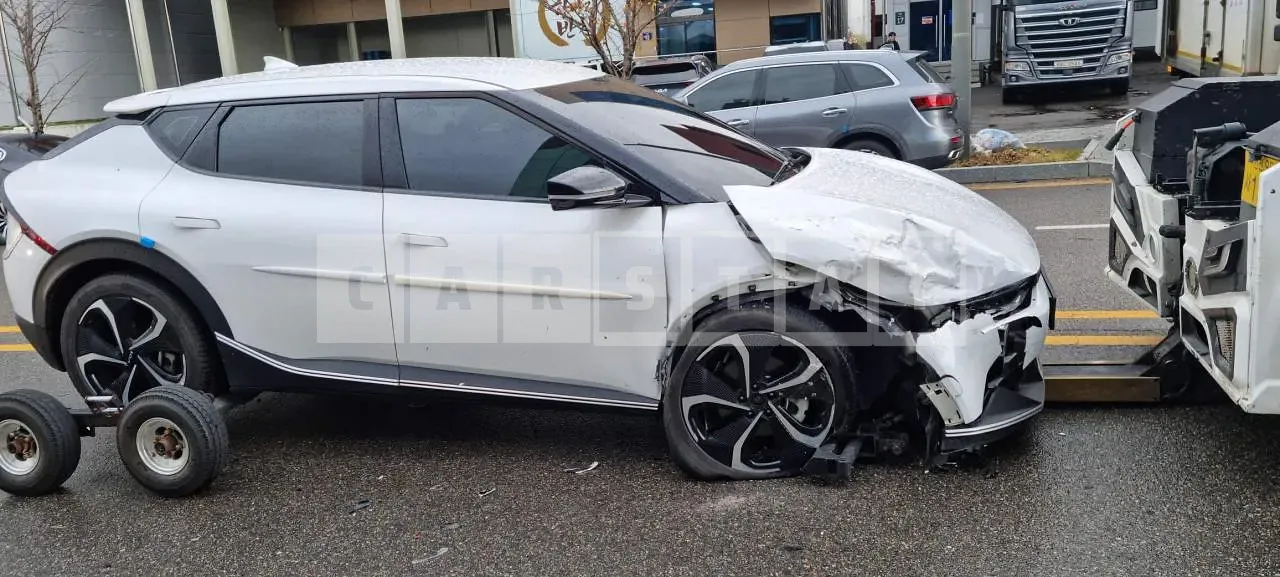 Photo 2 of 12: 2022 Kia EV6, VIN KNAC281CPNA047308 — Korean insurance auction