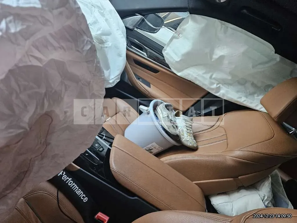 Photo 2 of 24: 2021 BMW 520i — Korean insurance auction