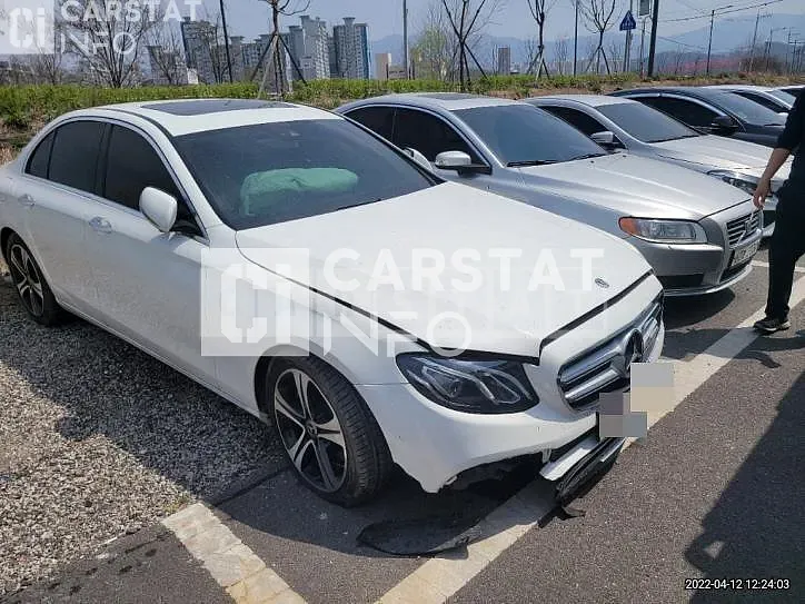Photo 2 of 10: 2018 Mercedes-Benz E200, VIN WDDZF4CB7JA379039 — Korean insurance auction