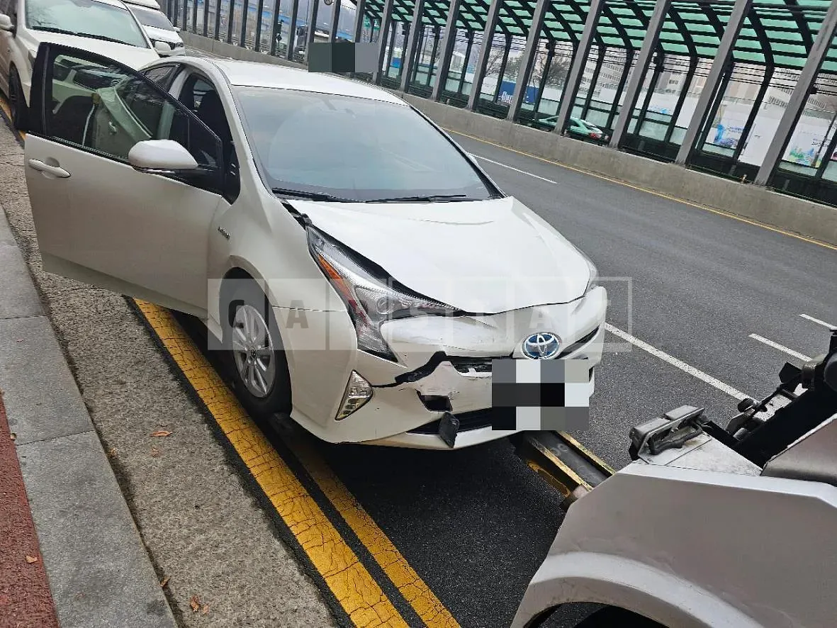 Photo 2 of 10: 2016 Toyota Prius, VIN JTDKBRFU8G3517749 — Korean insurance auction