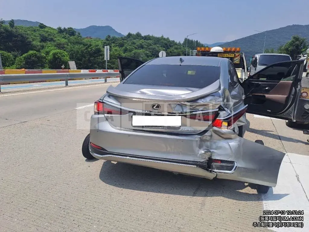 Photo 2 of 33: 2025 Lexus ES300h — Korean insurance auction