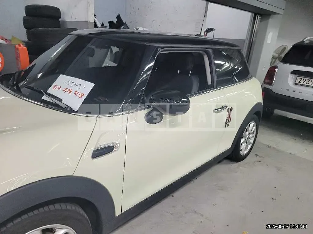Photo 2 of 39: 2021 MINI Cooper, VIN WMWXR7109M2N90203 — Korean insurance auction