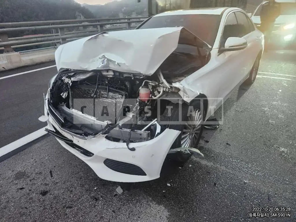 Photo 2 of 4: 2016 Mercedes-Benz C 220d, VIN WDDWF0EB2GR167359 — Korean insurance auction