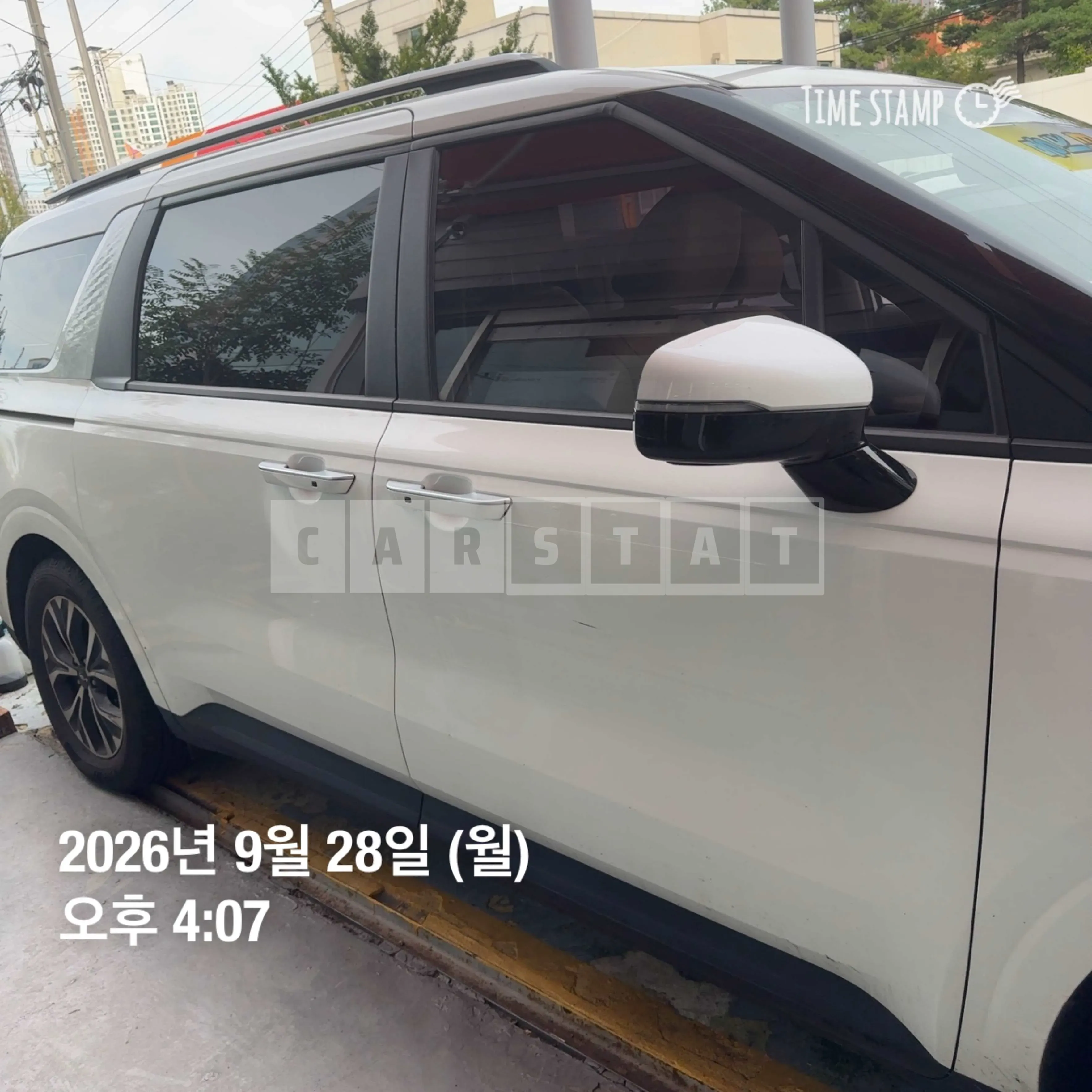 Photo 2 of 8: 2023 Kia Carnivals — Korean insurance auction