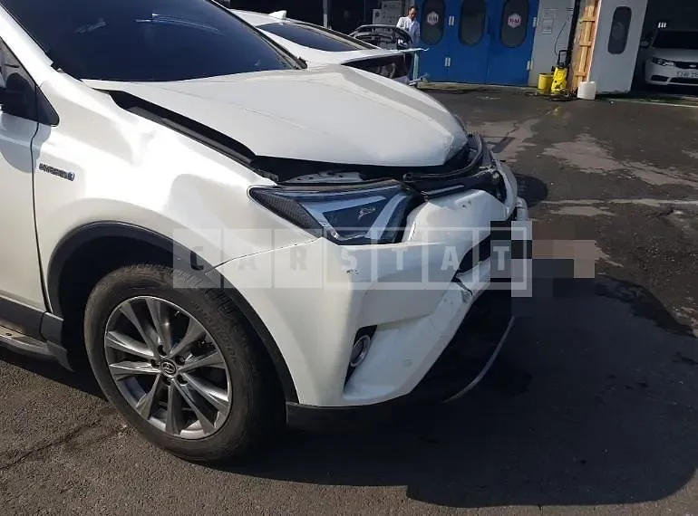 Photo 2 of 8: 2018 Toyota Love 4 Hybrid — Korean insurance auction