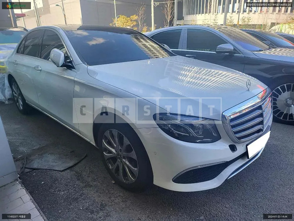Photo 2 of 42: 2019 Mercedes-Benz E300 4Matic, VIN WDDZF4KB3KA677770 — Korean insurance auction