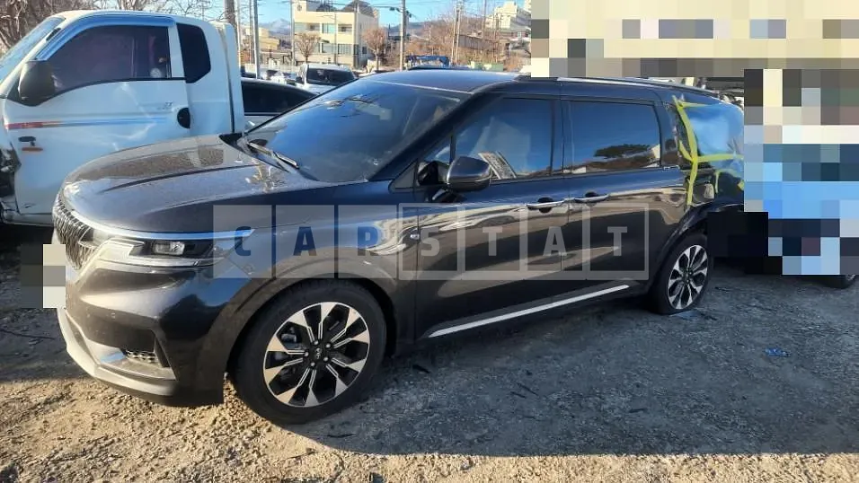 Photo 2 of 8: 2023 Kia Carnivals — Korean insurance auction