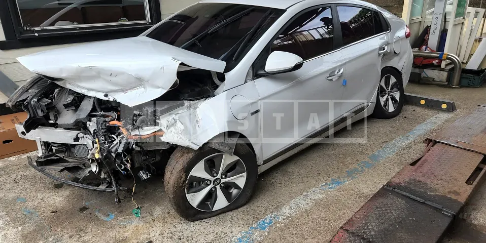 Photo 2 of 5: 2017 Hyundai Modern Ionic Electric, VIN KMHC051HFHU002633 — Korean insurance auction