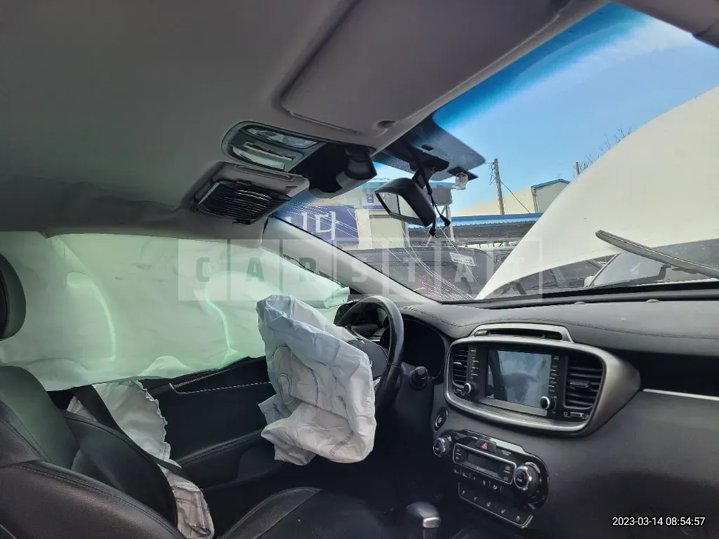 Photo 2 of 41: 2017 Kia Sorento 2.2, VIN KNAPG81BBJA408347 — Korean insurance auction