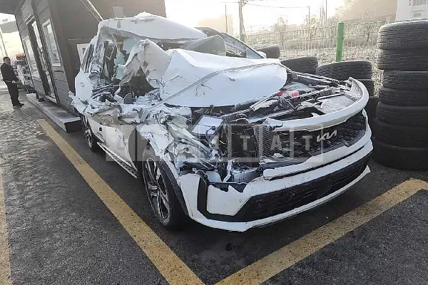 Photo 2 of 16: 2023 Kia Sorento, VIN KNARK81GBPA167065 — Korean insurance auction