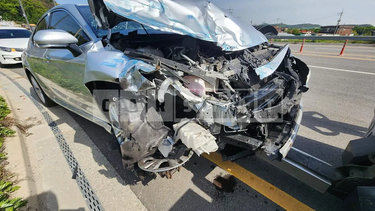 Photo 2 of 15: 2019 Toyota Camry Hybrid, VIN JTNB21HK8K3041052 — Korean insurance auction