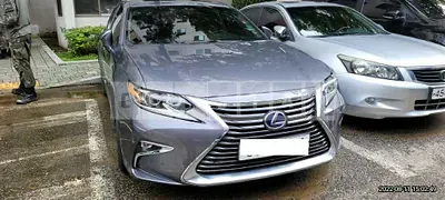 Photo 1 of 19: 2017 Lexus ES300h, VIN JTHBW1GGXH2137607 — Korean insurance auction