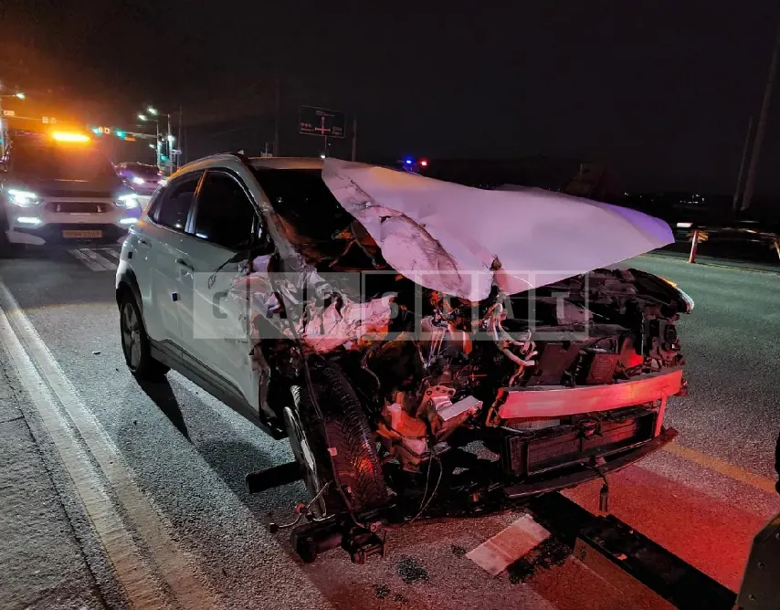 Photo 2 of 4: 2019 Hyundai Kona Electric, VIN KMHK381GFKU005880 — Korean insurance auction