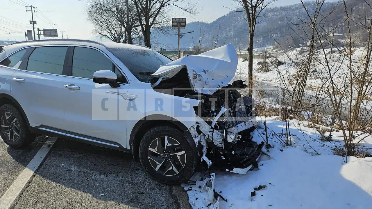 Photo 2 of 13: 2023 Kia Sorento Hybrid, VIN KNARH81GDPA206109 — Korean insurance auction