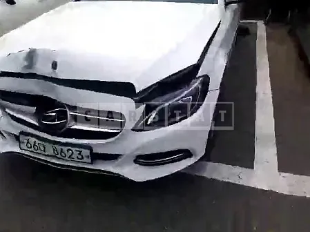 Photo 2 of 46: 2015 Mercedes-Benz C 200, VIN WDDWF4CB8FF079300 — Korean insurance auction