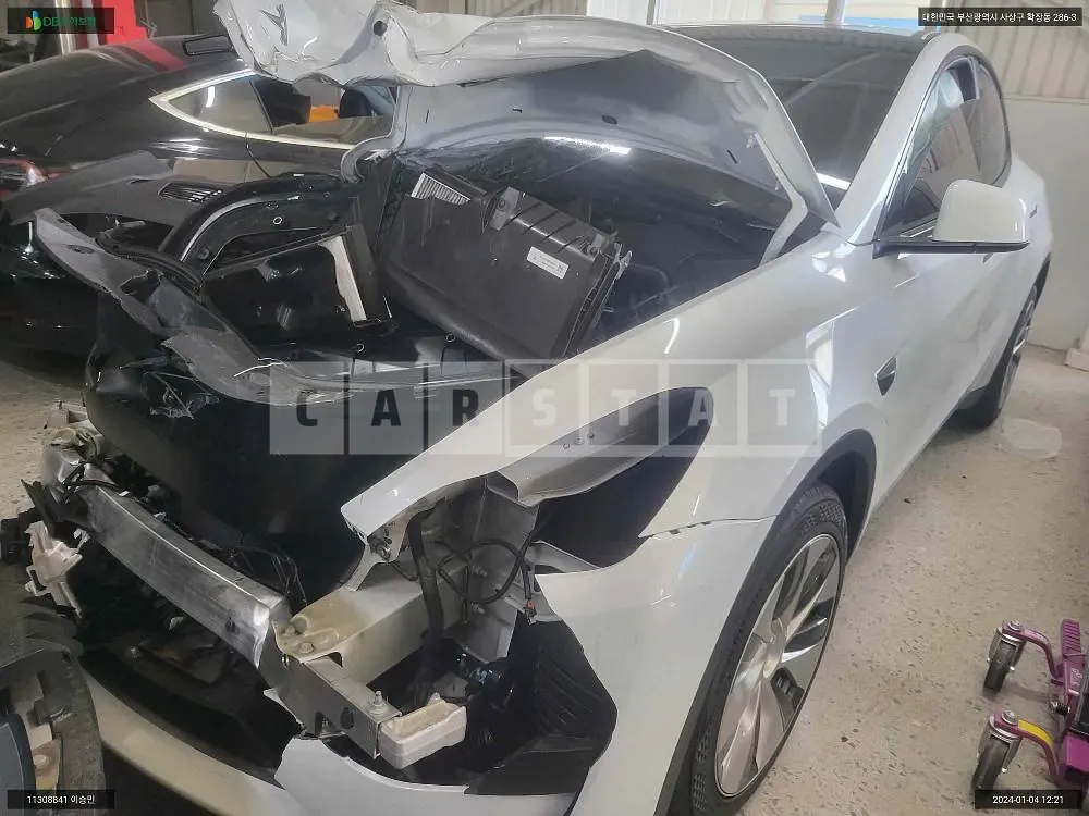 Photo 2 of 14: 2023 Tesla Model Y, VIN LRWYGCFSXRC160131 — Korean insurance auction