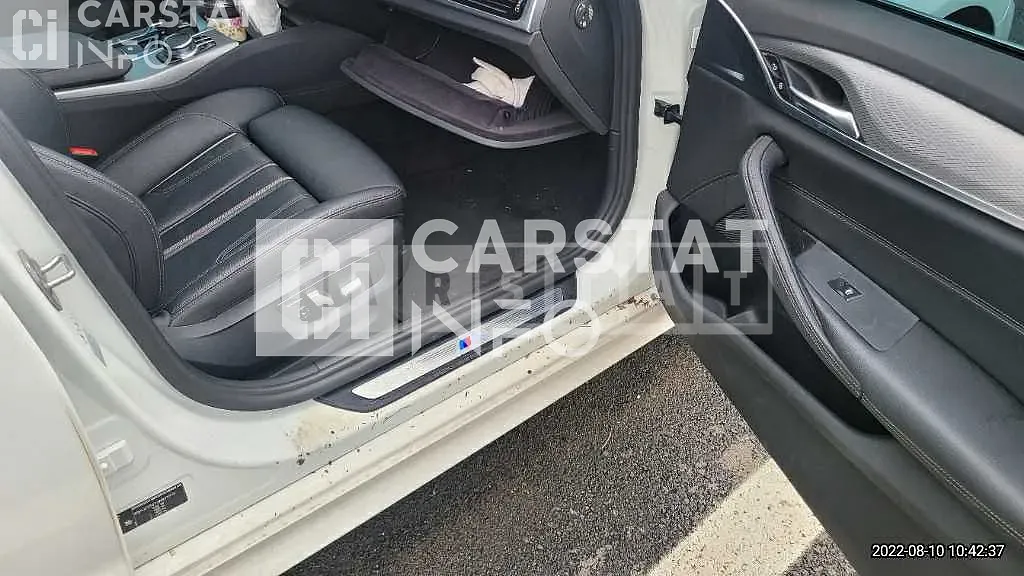 Photo 2 of 13: 2017 BMW Calm 520d — Korean insurance auction