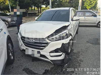 Photo 1 of 2: 2017 Hyundai Tucson TL — Korean insurance auction
