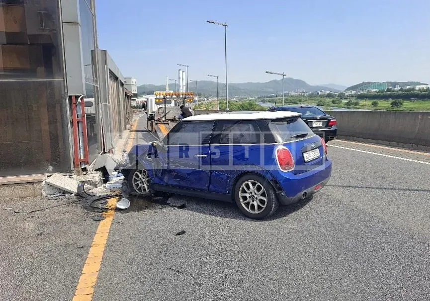 Photo 2 of 7: 2019 MINI Cooper, VIN WMWXP5107K2H92502 — Korean insurance auction